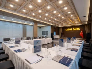 Şıklığın ve verimliliğin buluştuğu adres: Lagom Hotel Toplantı Salonları. Lagom Sahne'de sunulan özel toplantı rehberleri ve son teknoloji ekipmanlarla etkinliklerinizi kusursuzca planlayın.
