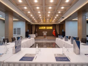 Başarılı seminerler ve etkileyici sunumlar için Lagom Sahne’yi keşfedin! Geniş kapasite, konforlu 'U' masa düzeni ve profesyonel hizmet anlayışıyla tüm organizasyonlarınızda yanınızdayız.